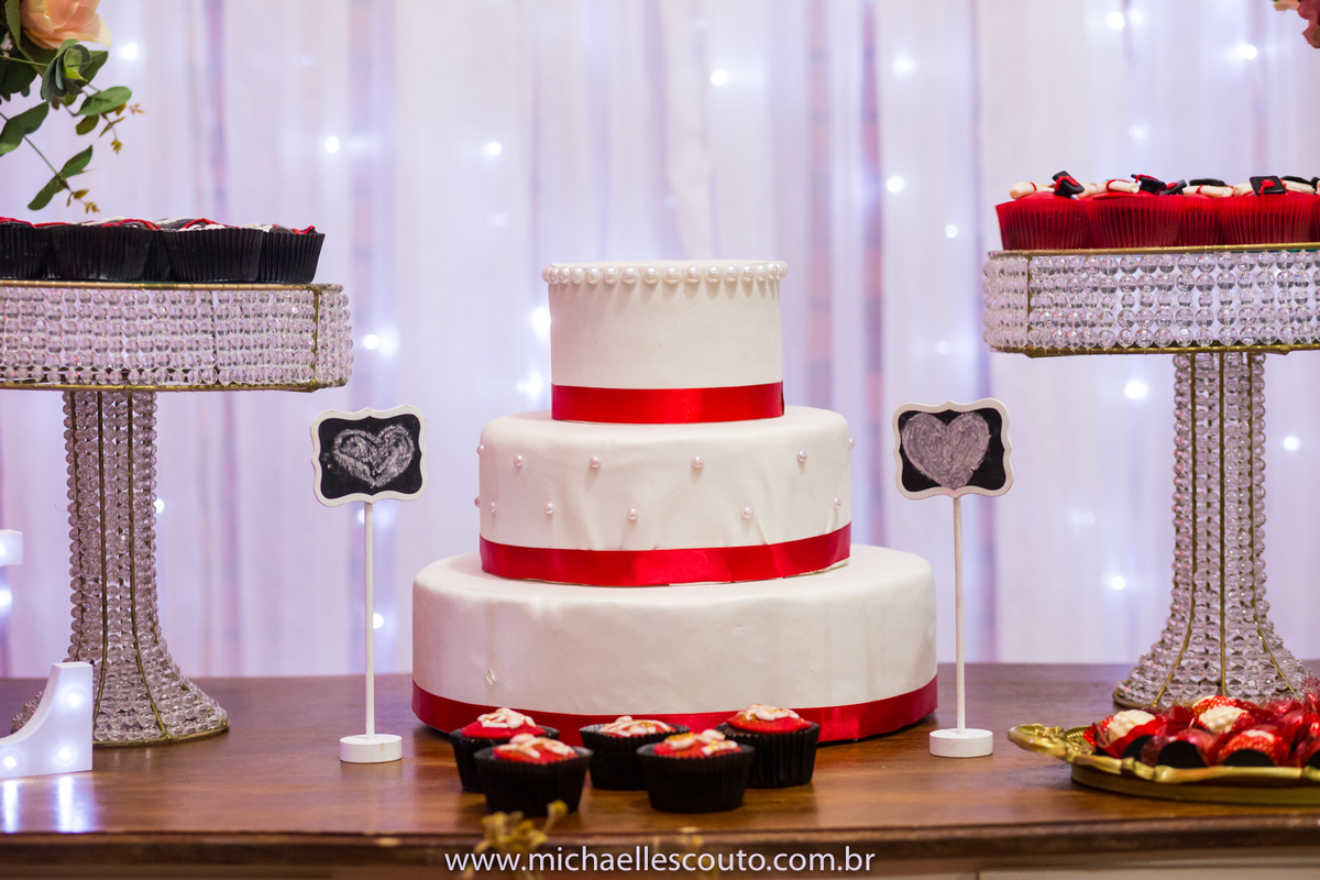 Leticia Lazzari - Bacharel em Direito pela UFRGS em Porto Alegre, além de colar o grau à mesma recebeu a Laurea acadêmica pela Universidade. 

A Recepção foi na APCEF - Associação do Pessoal da Caixa Econômica Federal, onde reuniu seus familiares e amigos