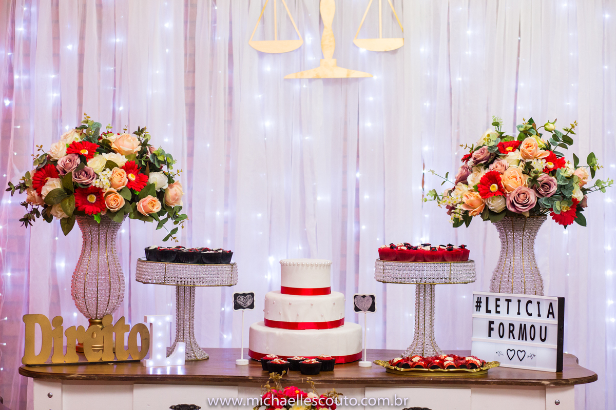 Leticia Lazzari - Bacharel em Direito pela UFRGS em Porto Alegre, além de colar o grau à mesma recebeu a Laurea acadêmica pela Universidade. 

A Recepção foi na APCEF - Associação do Pessoal da Caixa Econômica Federal, onde reuniu seus familiares e amigos