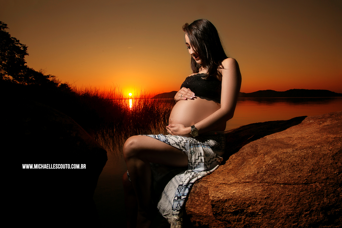 Em um final de tarde com um por do sol espetacular, registrei esse momento único na vida da Jenifer.

Ensaio durante o Pôr do Sol na prainha de Belém novo em Porto Alegre - RS