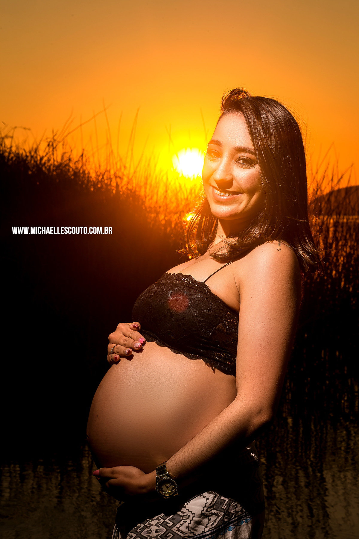 Em um final de tarde com um por do sol espetacular, registrei esse momento único na vida da Jenifer.

Ensaio durante o Pôr do Sol na prainha de Belém novo em Porto Alegre - RS