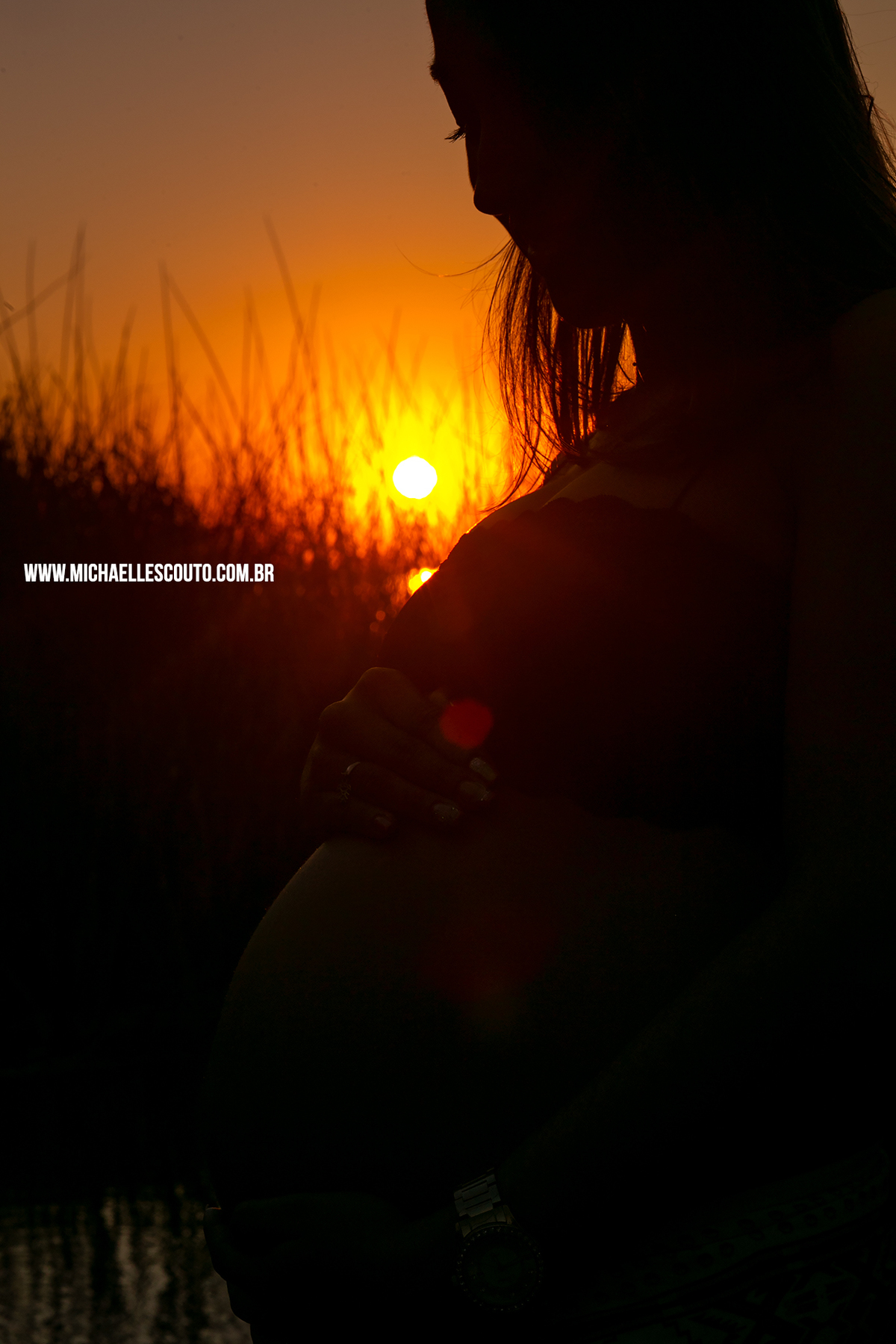 Em um final de tarde com um por do sol espetacular, registrei esse momento único na vida da Jenifer.

Ensaio durante o Pôr do Sol na prainha de Belém novo em Porto Alegre - RS