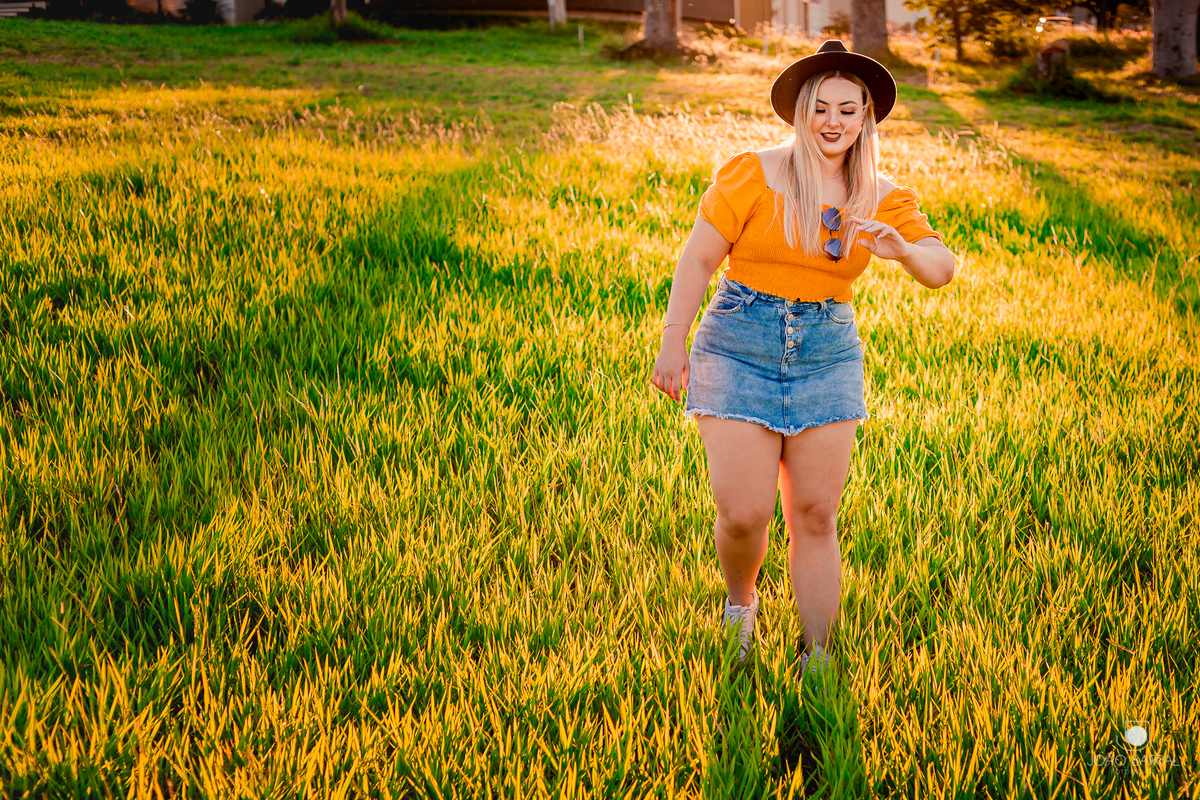 ensaio de menina de aniversario 15 anos em marilia no por do sol