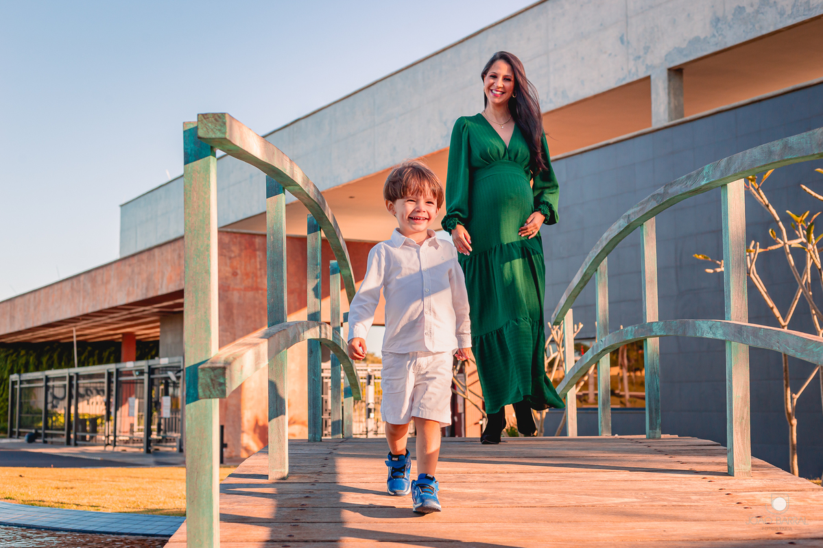 ensaio de gestante em marília com criança na praça praca no jardins de monet esmeralda ensaio criativo com filho e marido e mulher grávida