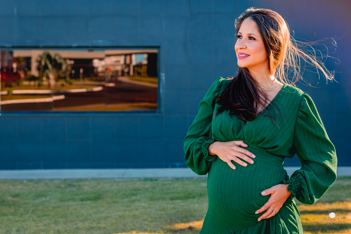 ensaio de gestante em marília com criança na praça praca no jardins de monet esmeralda ensaio criativo com filho e marido e mulher grávida