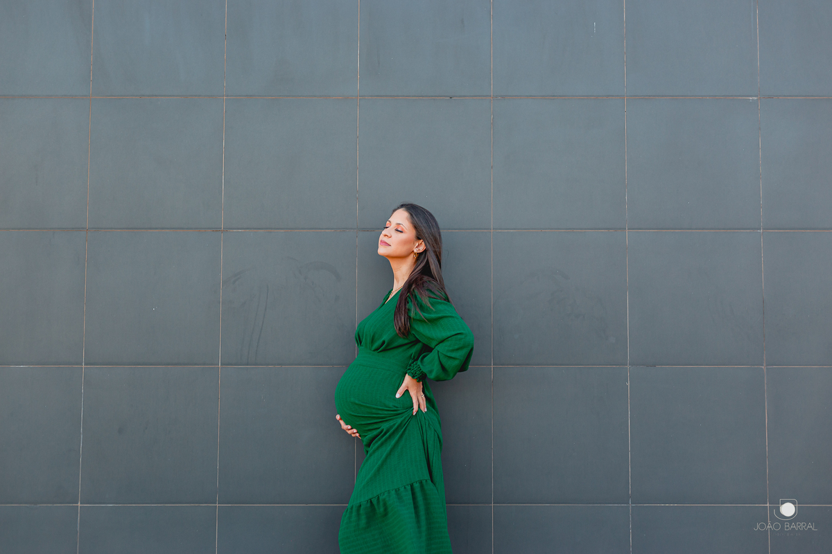 ensaio de gestante em marília com criança na praça praca no jardins de monet esmeralda ensaio criativo com filho e marido e mulher grávida