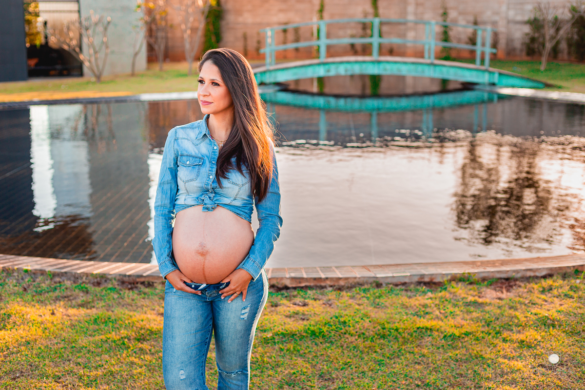 ensaio de gestante em marília com criança na praça praca no jardins de monet esmeralda ensaio criativo com filho e marido e mulher grávida