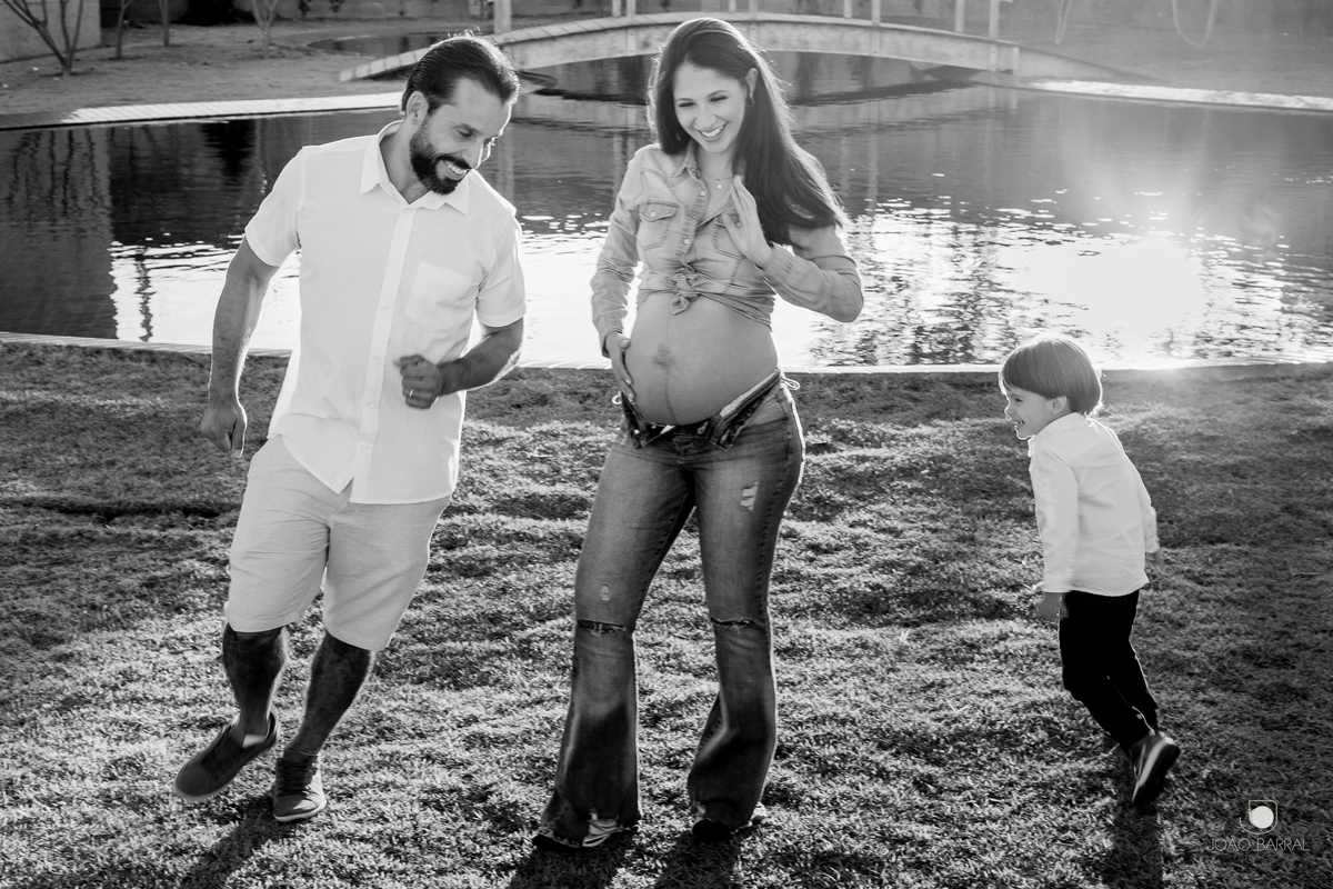 ensaio de gestante em marília com criança na praça praca no jardins de monet esmeralda ensaio criativo com filho e marido e mulher grávida