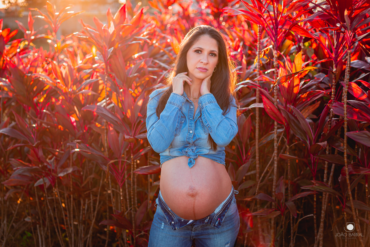 ensaio de gestante em marília com criança na praça praca no jardins de monet esmeralda ensaio criativo com filho e marido e mulher grávida