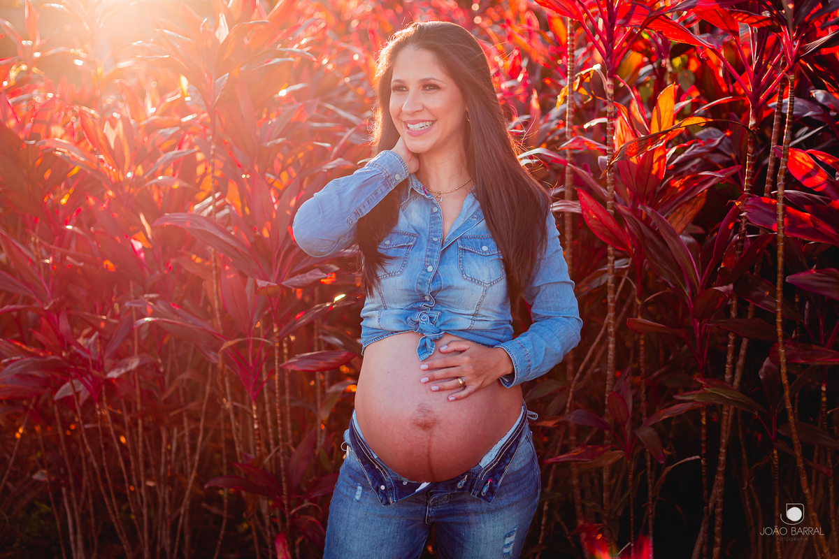 ensaio de gestante em marília com criança na praça praca no jardins de monet esmeralda ensaio criativo com filho e marido e mulher grávida