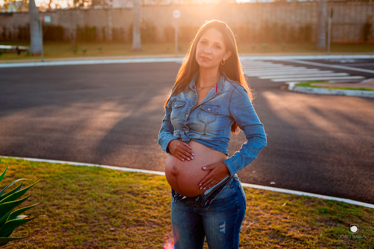 ensaio de gestante em marília com criança na praça praca no jardins de monet esmeralda ensaio criativo com filho e marido e mulher grávida