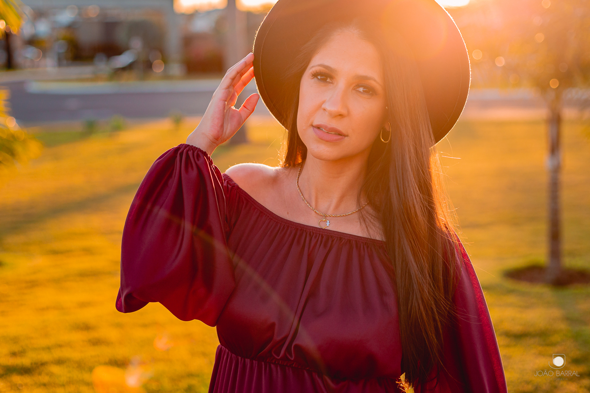 ensaio de gestante em marília com criança na praça praca no jardins de monet esmeralda ensaio criativo com filho e marido e mulher grávida