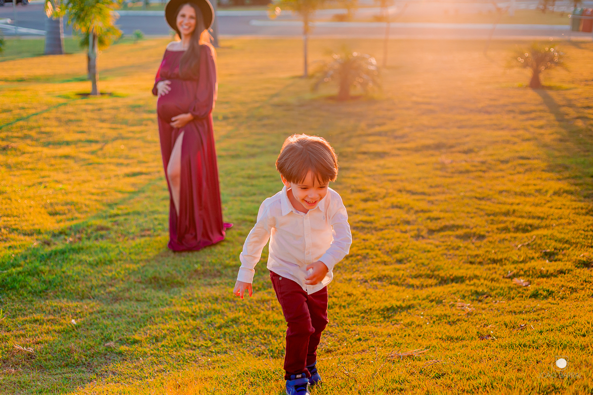 ensaio de gestante em marília com criança na praça praca no jardins de monet esmeralda ensaio criativo com filho e marido e mulher grávida