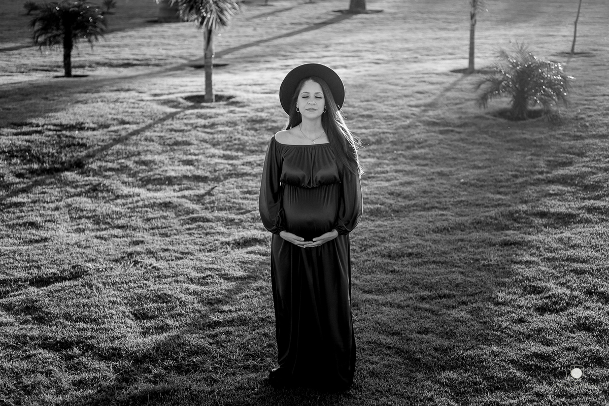 ensaio de gestante em marília com criança na praça praca no jardins de monet esmeralda ensaio criativo com filho e marido e mulher grávida