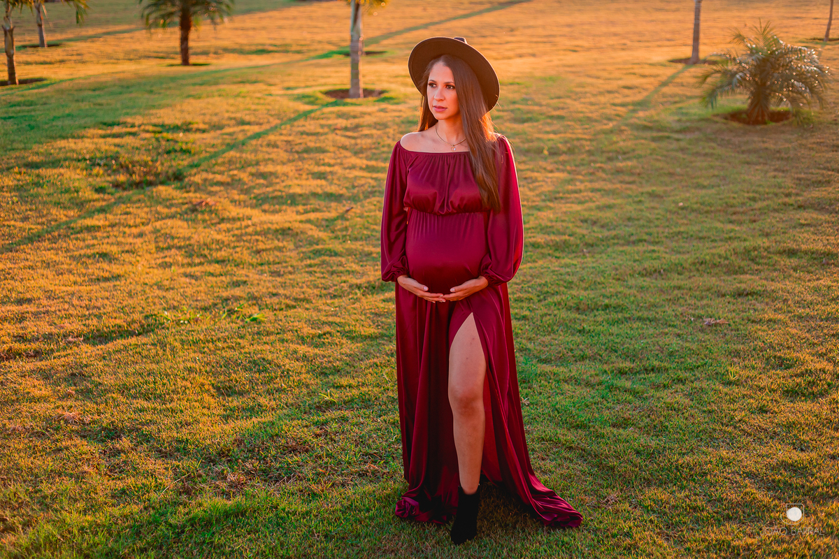 ensaio de gestante em marília com criança na praça praca no jardins de monet esmeralda ensaio criativo com filho e marido e mulher grávida