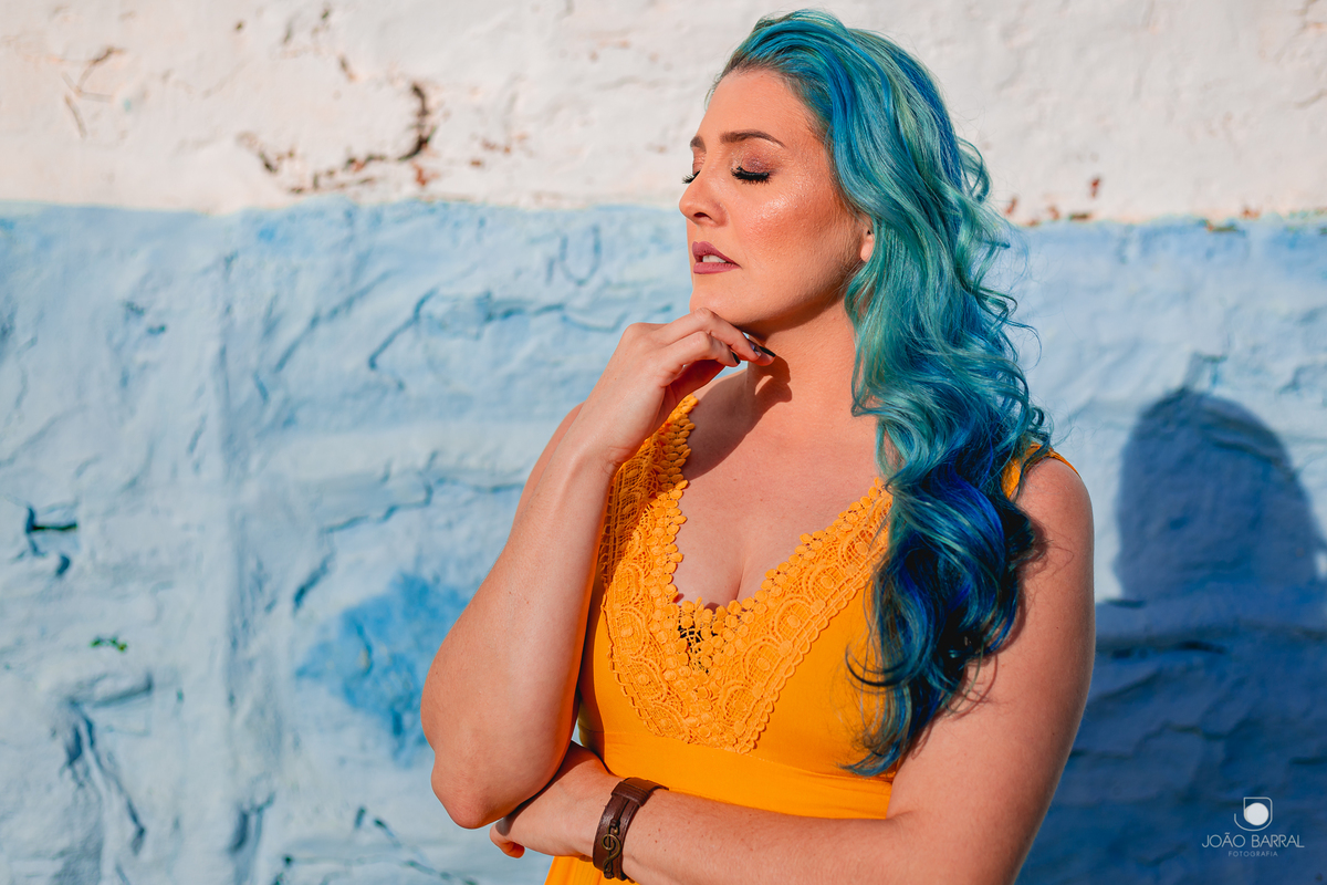 ensaio pessoal feminino criativo de cabelo azul no morro do gavião no paraná pelo fotógrafo joão barral