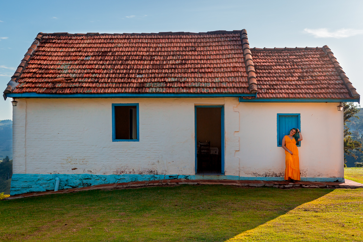 ensaio feminino com cabelo azul criativo com casa antiga morro do gavião no paraná pelo fotógrafo joão barral