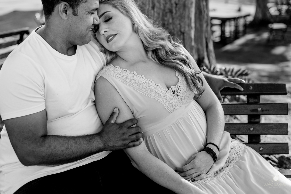 casal abraçado em foto romantica de ensaio no morro do gavião no paraná pelo fotógrafo joão barral
