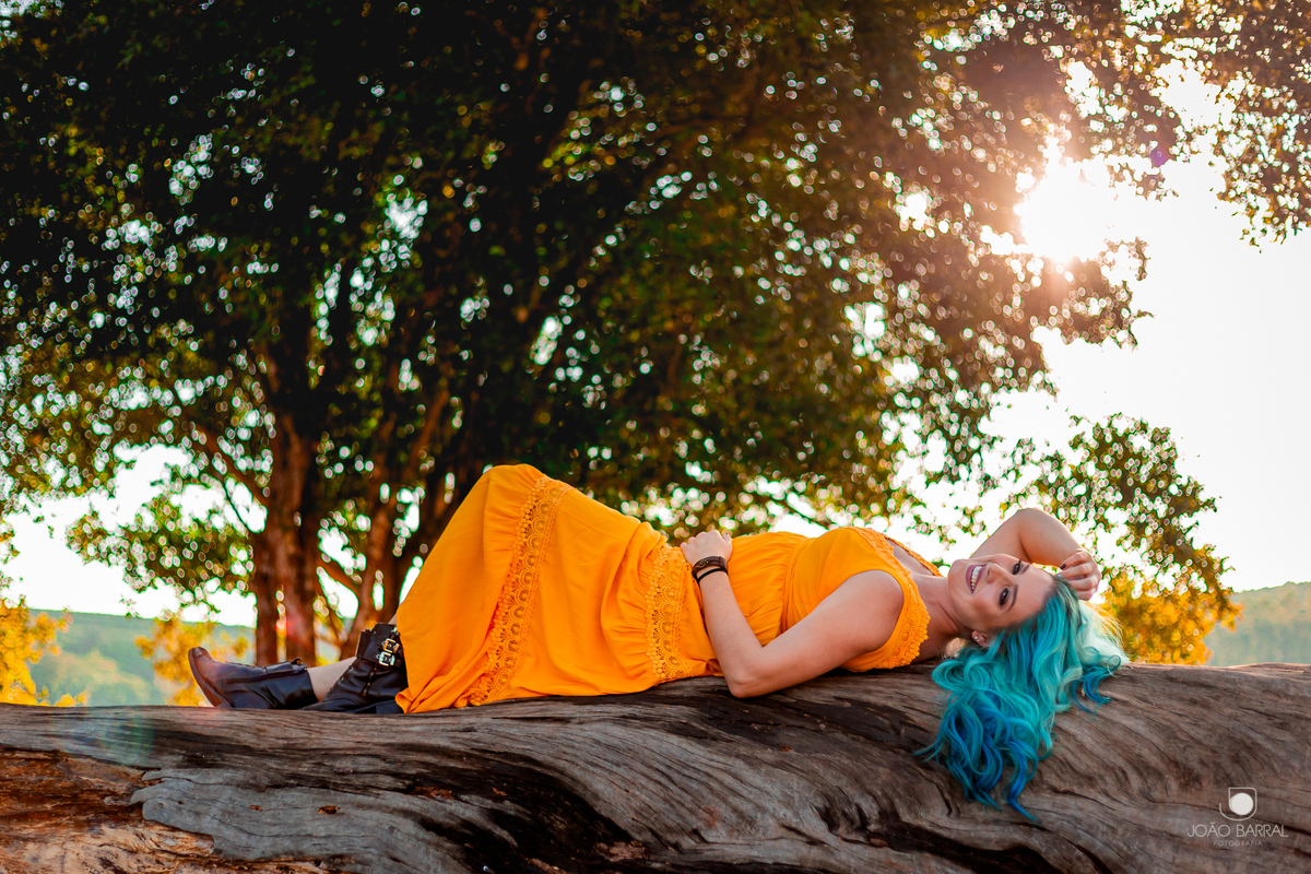 mulher deitada em tronco de árvore antigo posando para ensaio morro do gavião no paraná pelo fotógrafo joão barral