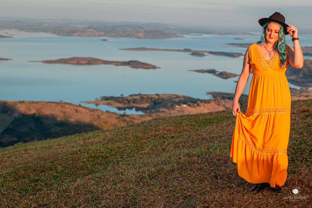 mulher com cabelo azul andando e chapéu em ensaio fotográfico morro do gavião no paraná pelo fotógrafo joão barral