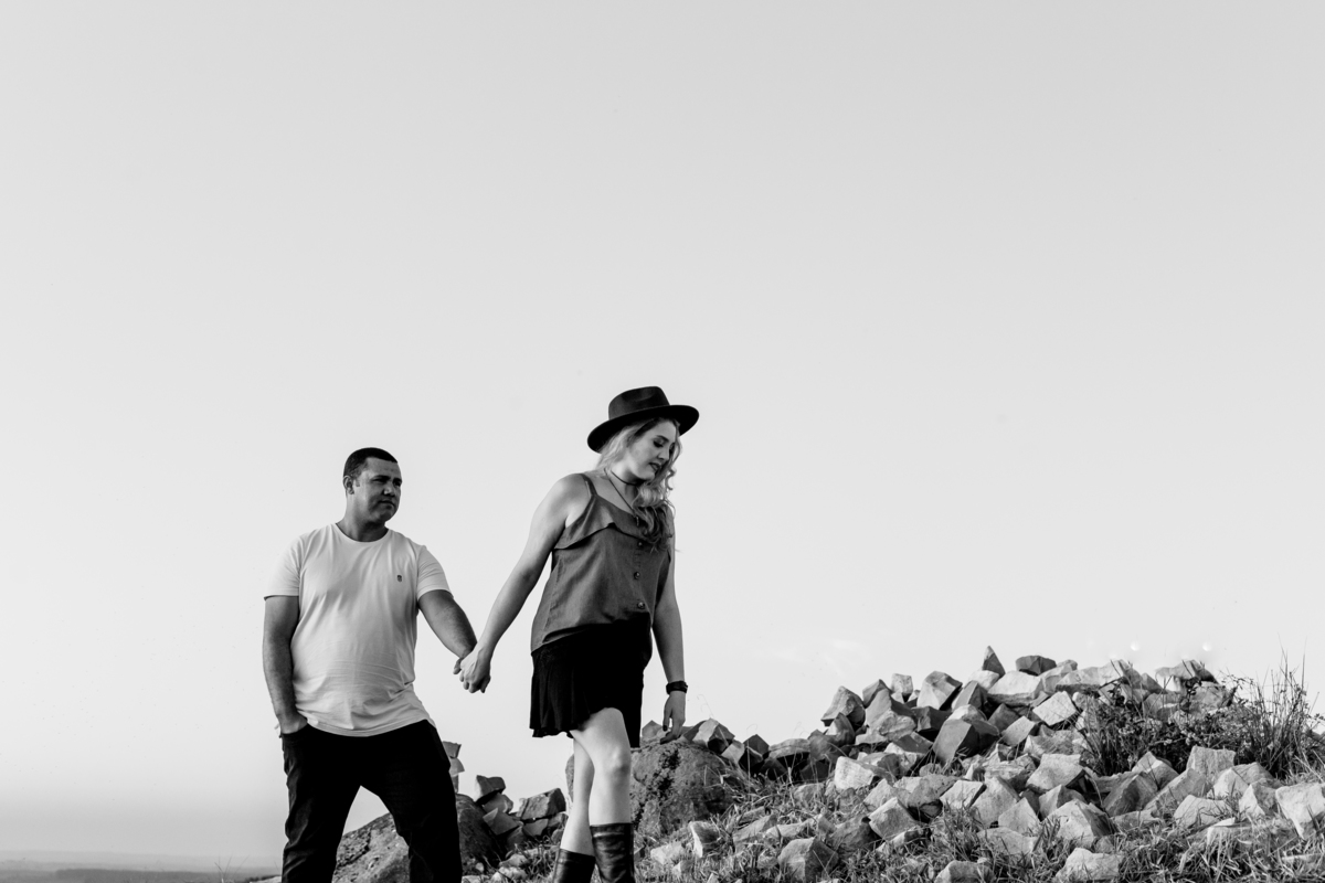 foto preto e branca de casal andando em ensaio fotográfico morro do gavião no paraná pelo fotógrafo joão barral