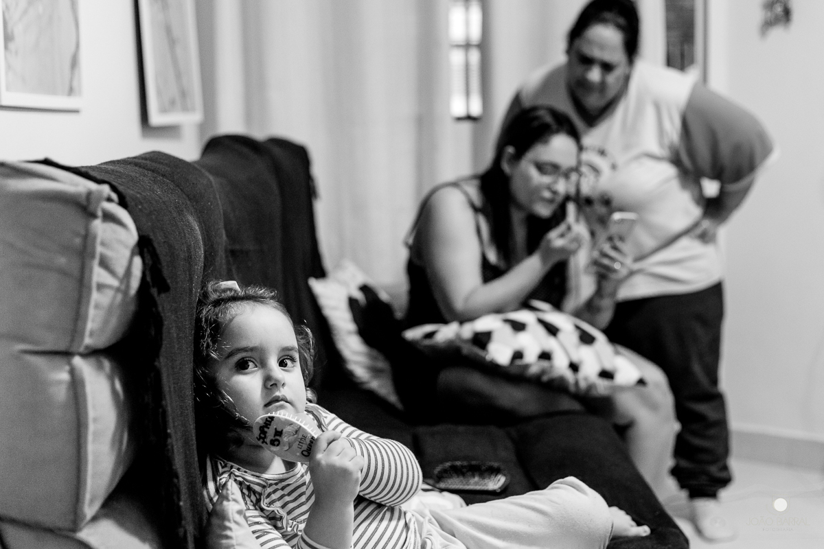 Criança e mãe em casa se preparando para festa de aniversário infantil