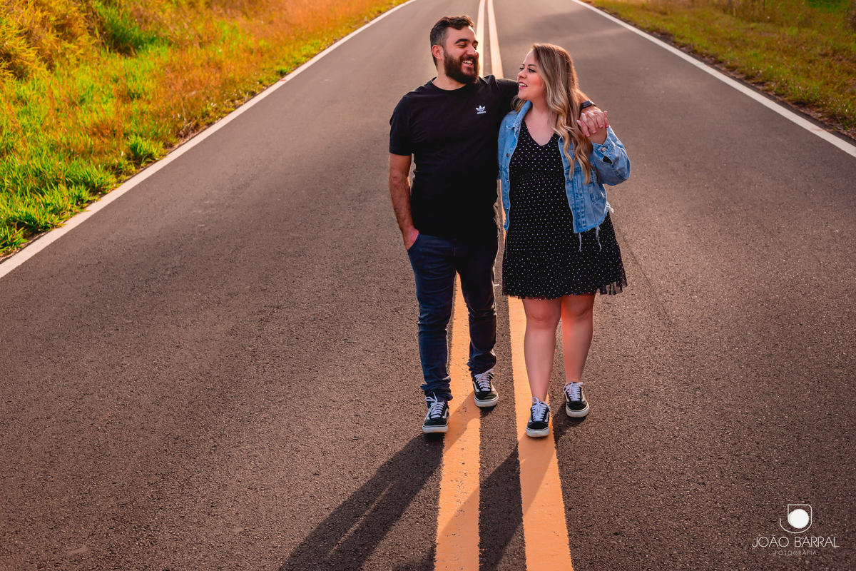 casal andando na rua em ensaio gestante