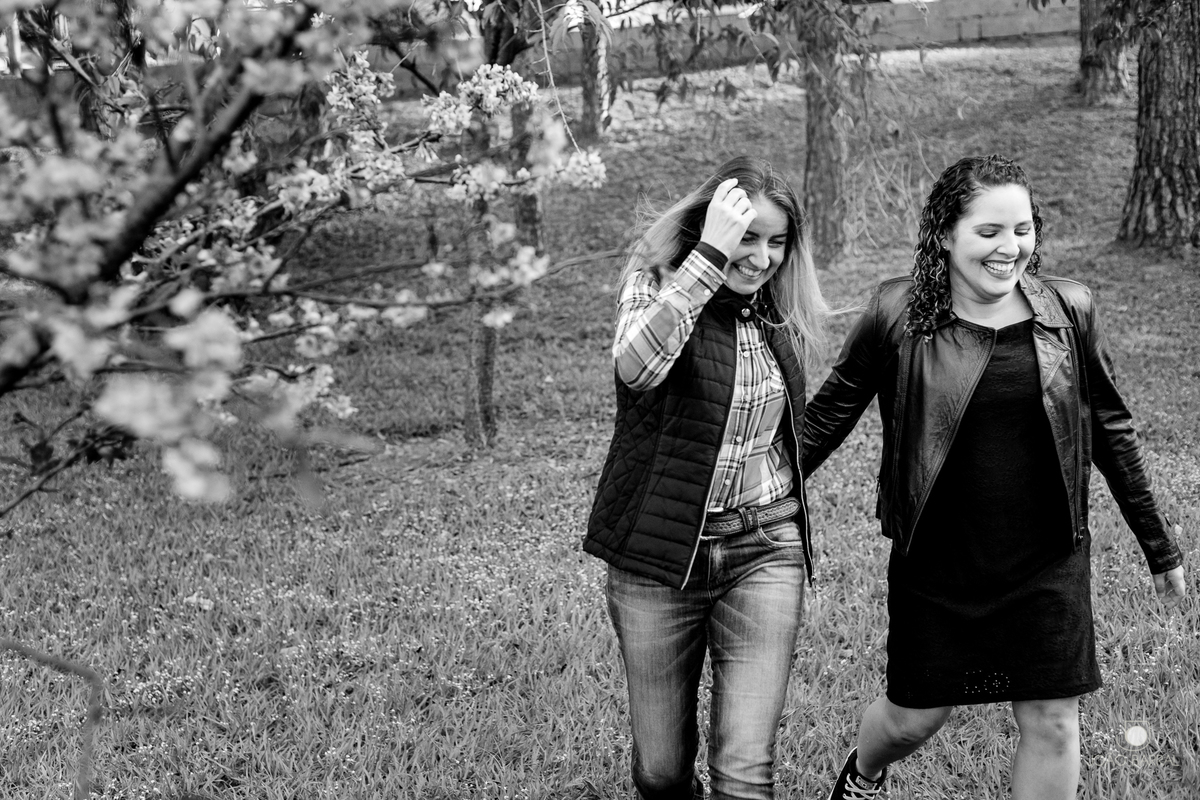 foto preto e branco casal gay de mulheres andando de mãos dadas em praça