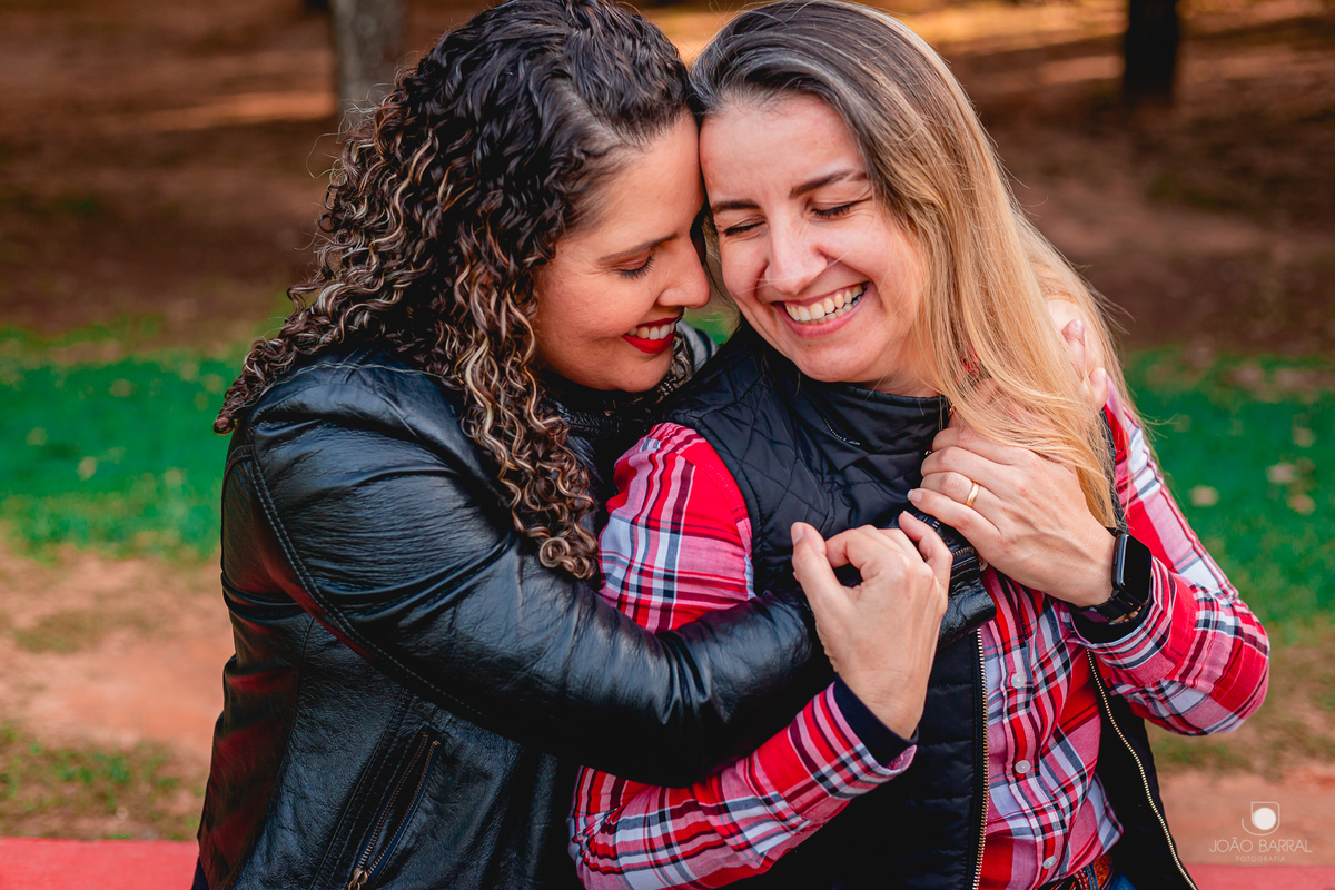 casal gay de mulheres se abraçando e sorrindo