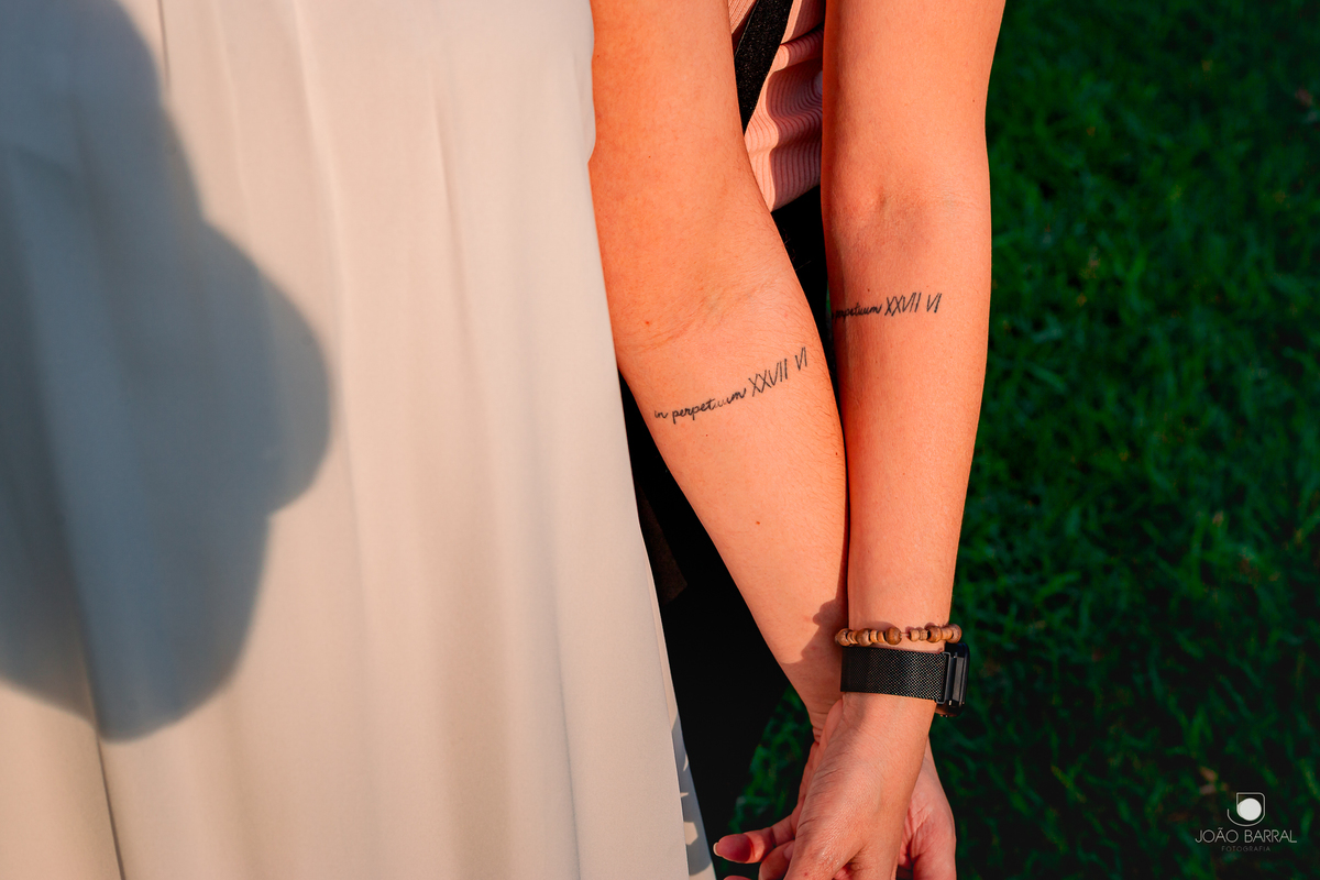 braço de casal gay de mulheres com tatuagens iguais