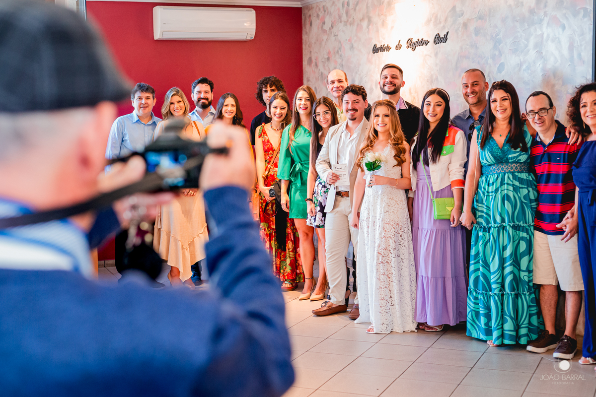 avô idoso tirando foto de família em casamento civil