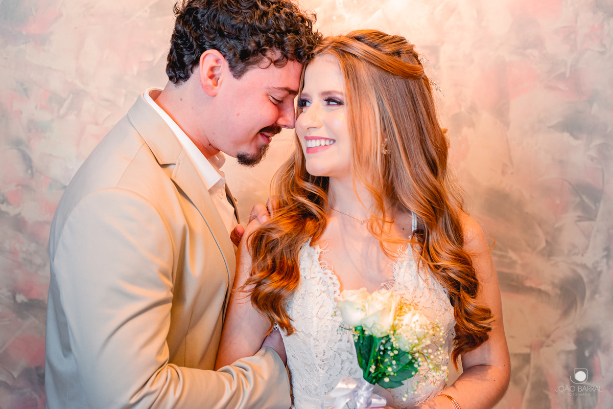 noivos sorrindo em cartório após casamento