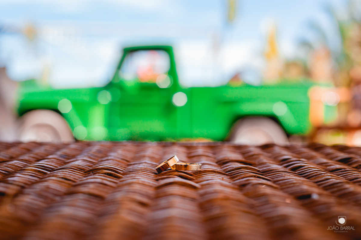 alianças de casamento com caminhonete verde