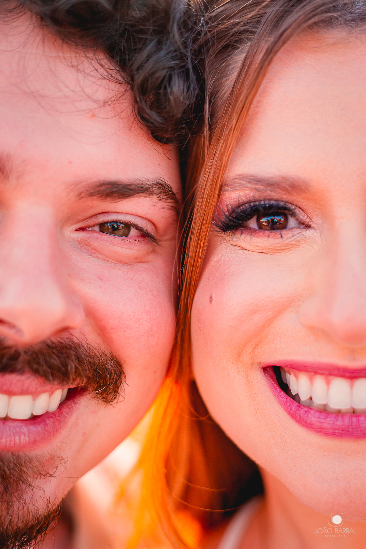 casal de noivos com rostos encostados sorrindo 