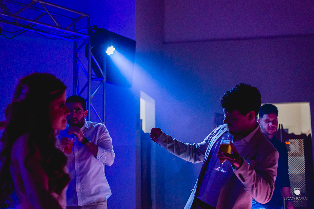 noivo dançando em festa de casamento com bebida na mão 