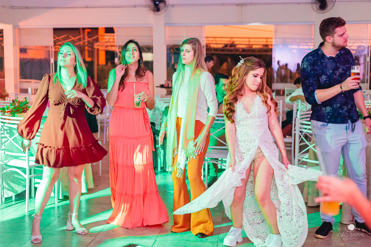 noiva dançando em festa de casamento 