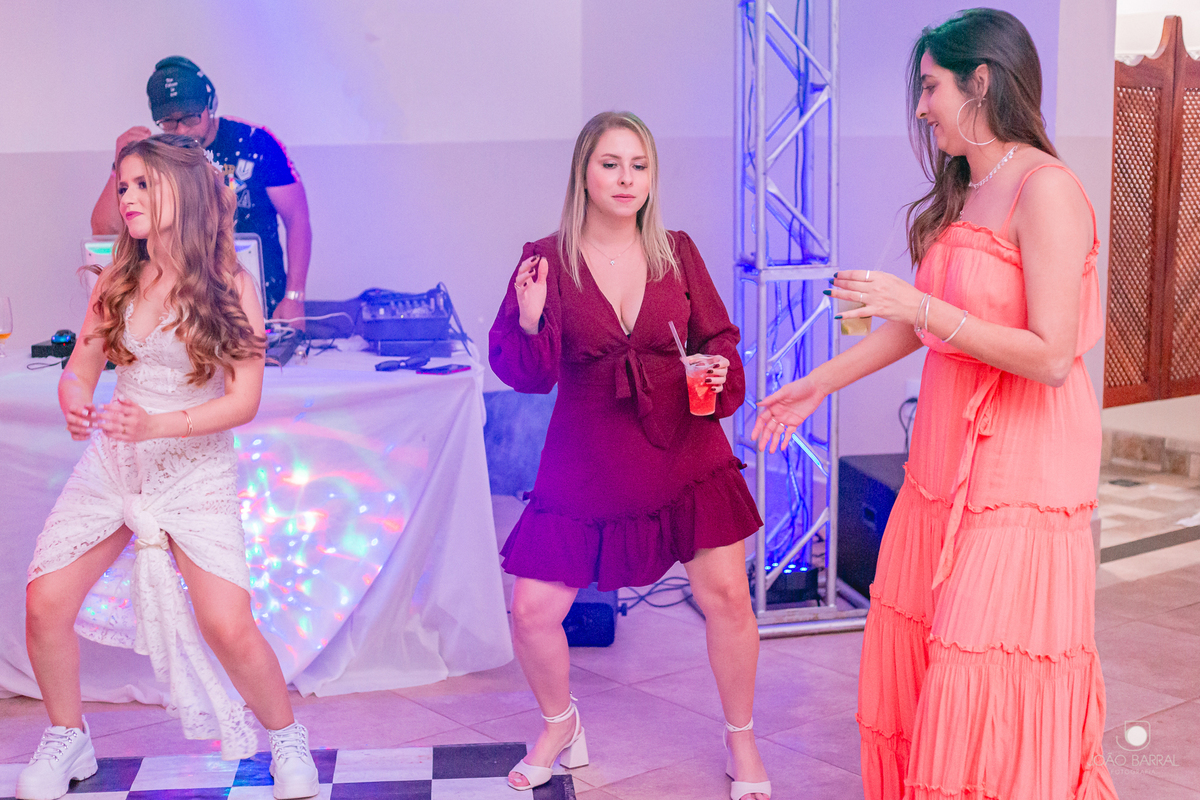 noiva dançando em casamento com convidados