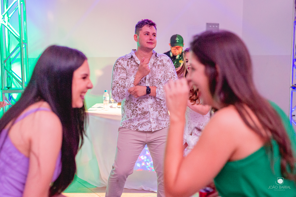 convidados dançando e sorrindo em festa de casamento