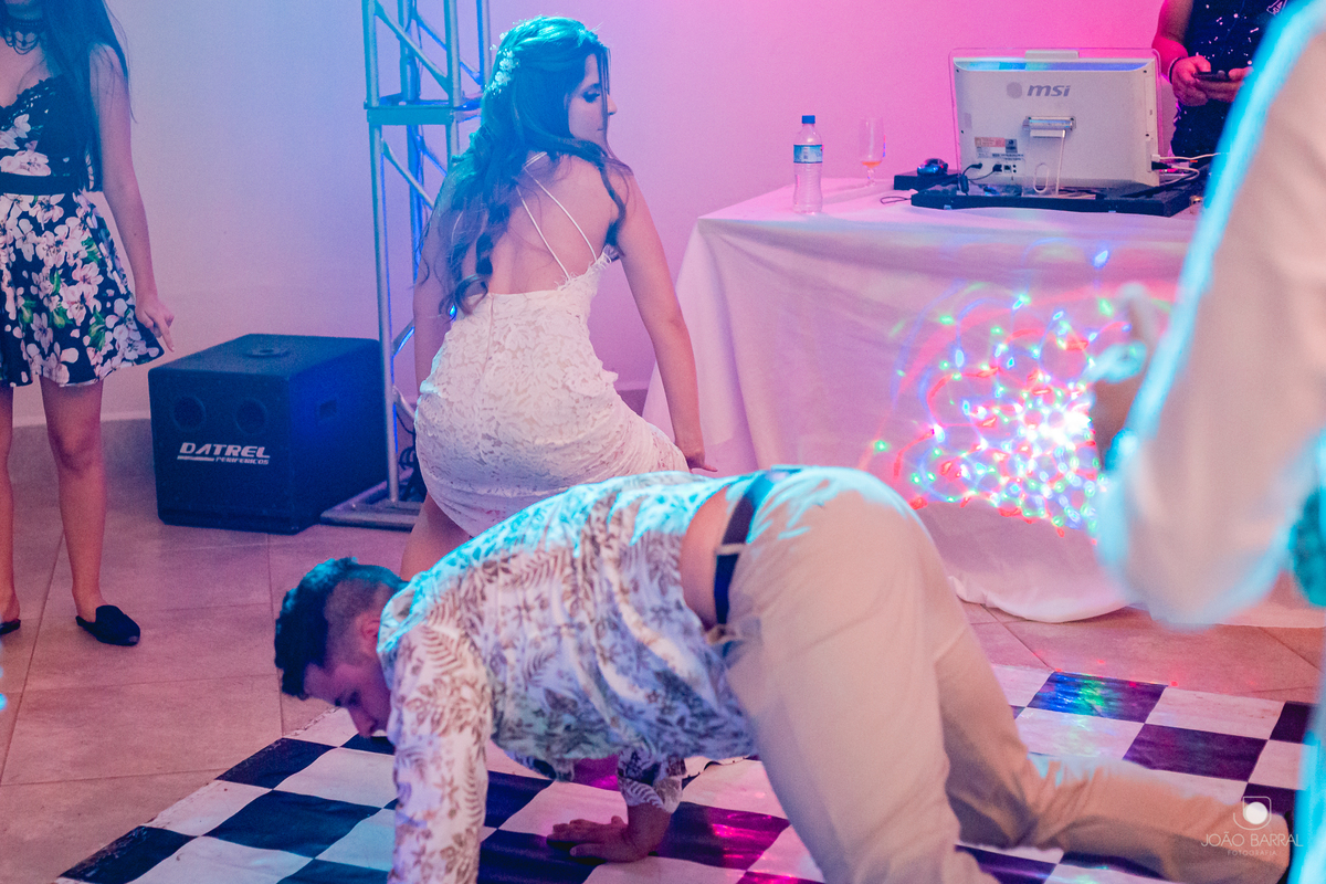 noiva dançando em casamento com convidados