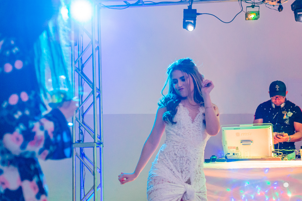 noiva dançando em casamento