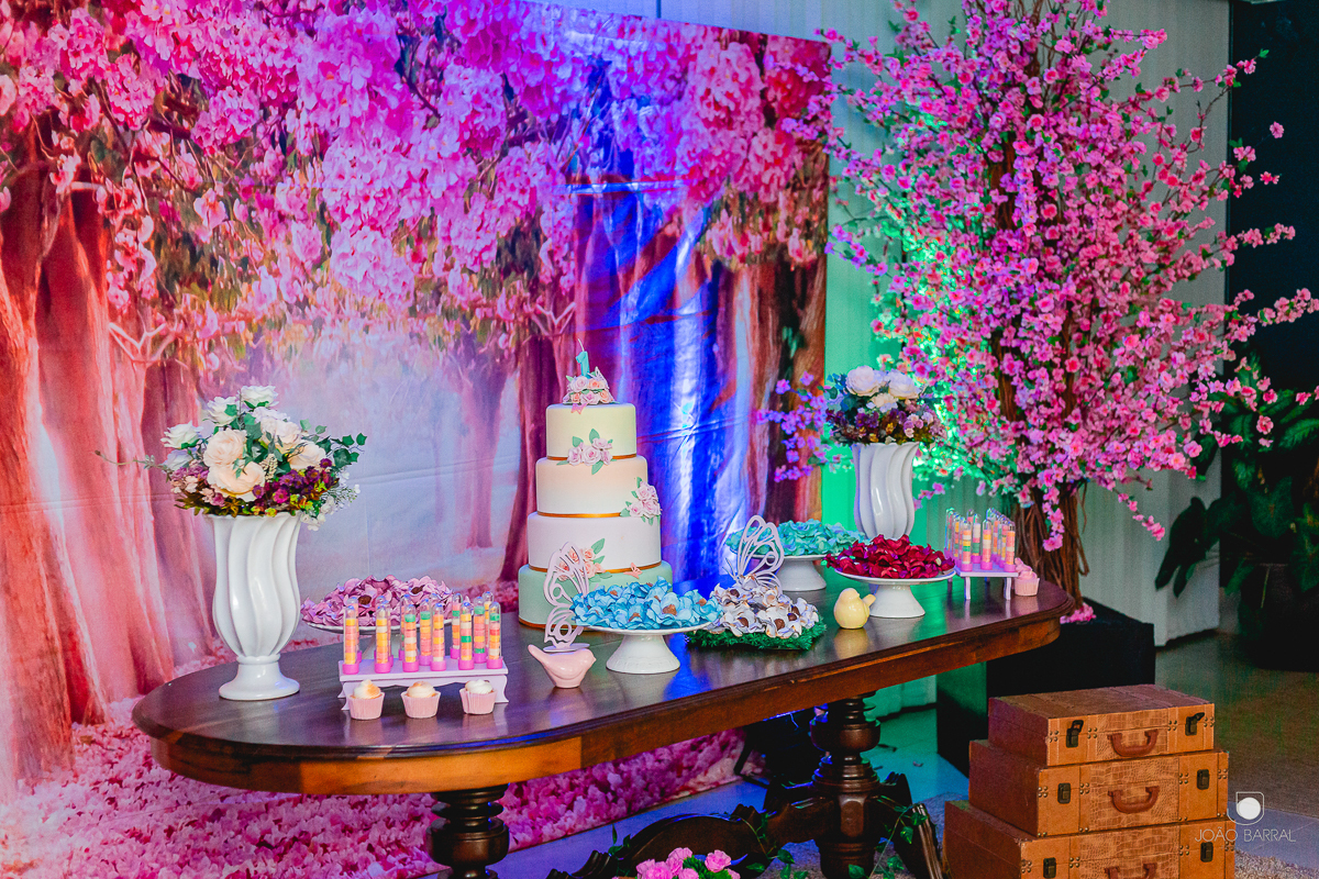 mesa de decoração e bolo em festa de aniversário infantil
