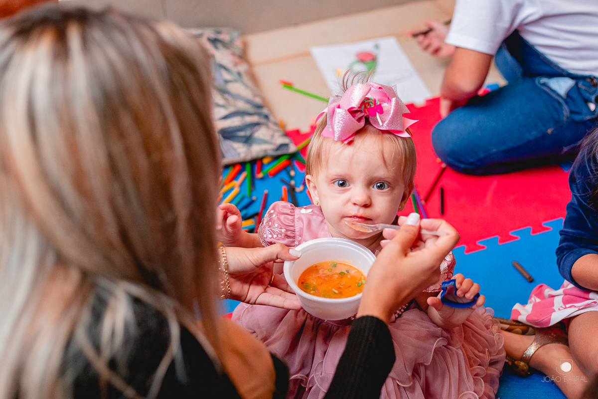 criança fazendo careta enquanto come sopa em festa de aniversário infantil
