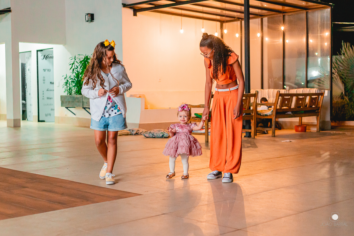 três crianças andando em festa de aniversário infantil