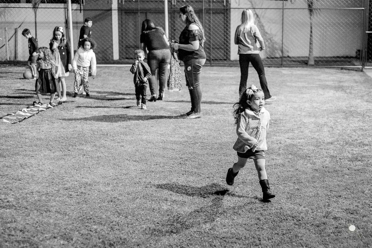 crianças brincando no gramado em festa de aniversário infantil