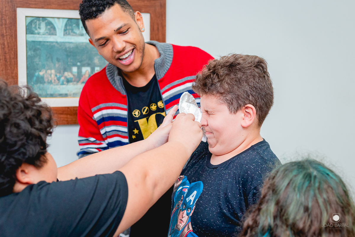 criança levando torta na cara em festa de aniversário infantil