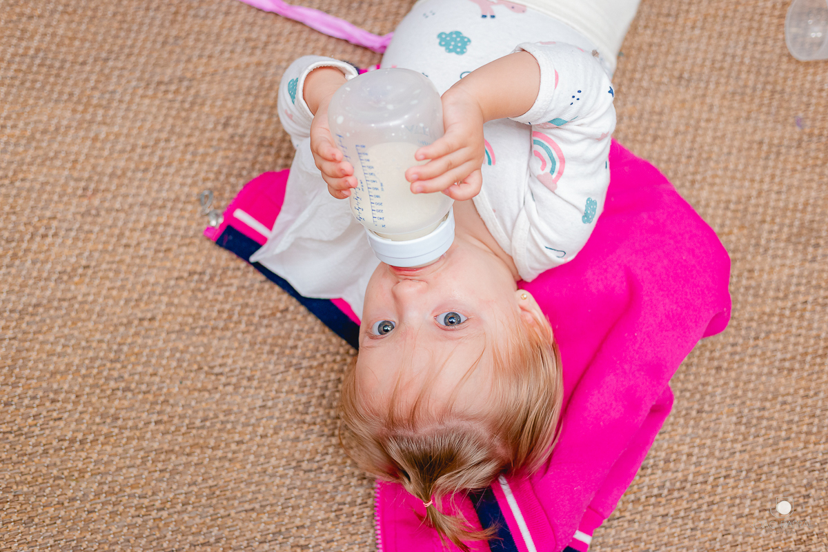 criança mamando em festa de aniversário infantil