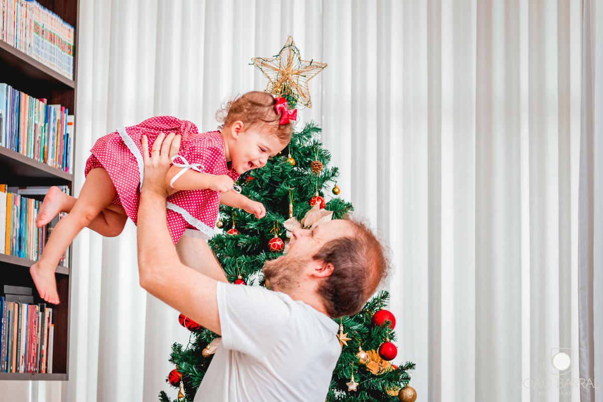 ensaio fotográfico e fotos de família em casa de natal com árvore de natal fotos de criança natal natalina