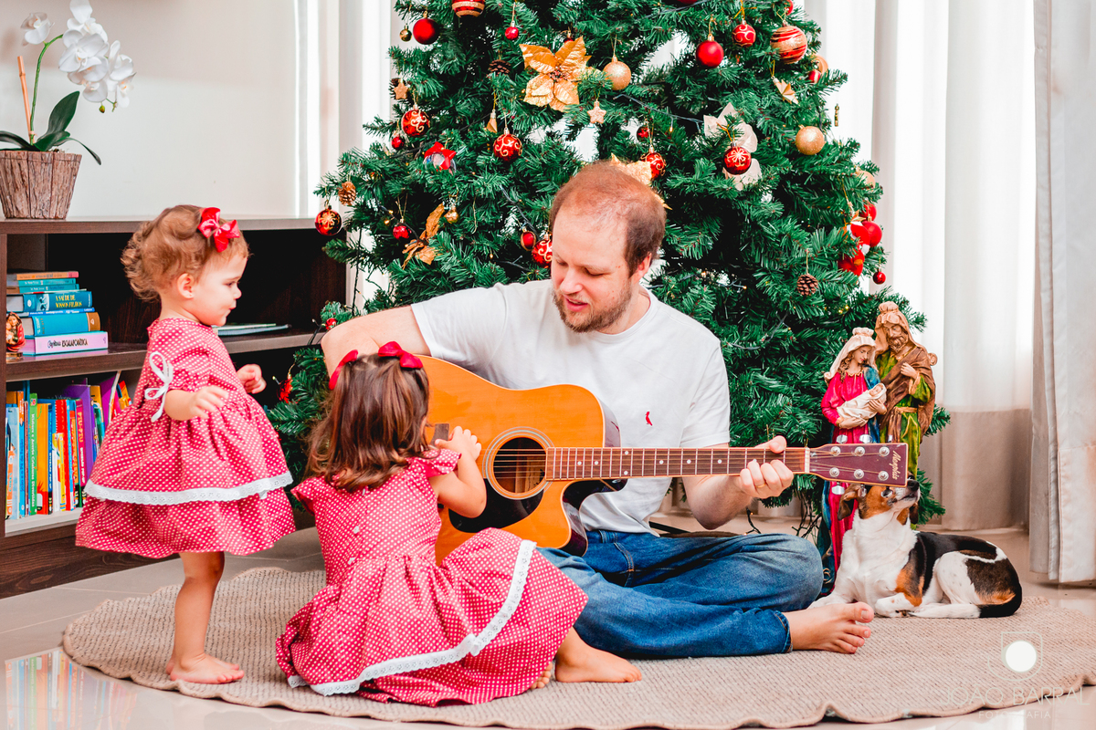 ensaio fotográfico e fotos de família em casa de natal com árvore de natal fotos de criança natal natalina