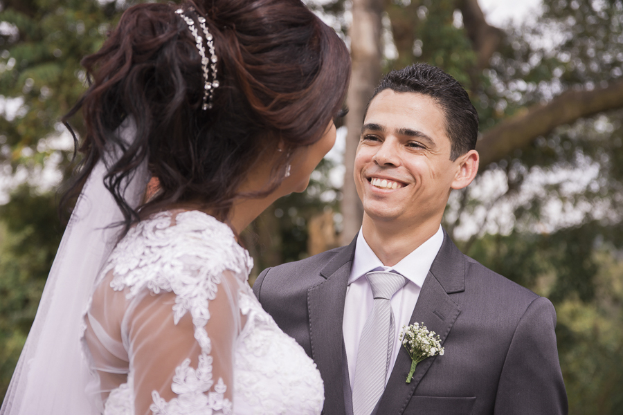 Noivos sorrindo um para o outro.