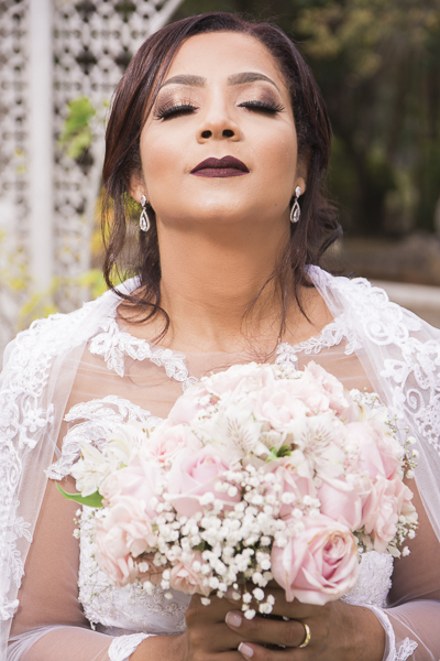 noiva com seu lindo buquê rosê