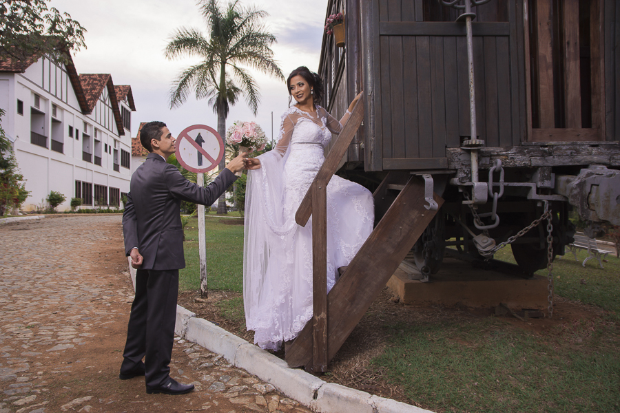 noivos em locomotiva em Santa Luzia